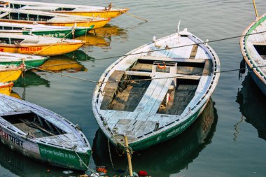 Varanasi Hindistan 8 Kasım 2018 tekne Park Varanasi Ganga nehirde, öğleden sonra Hint görünümü