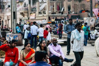 Varanasi Hindistan 8 Kasım 2018 görüntülemek bilinmeyenli Hint insanlar Varanasi açık ghats ziyaret Ganga nehir öğleden sonra