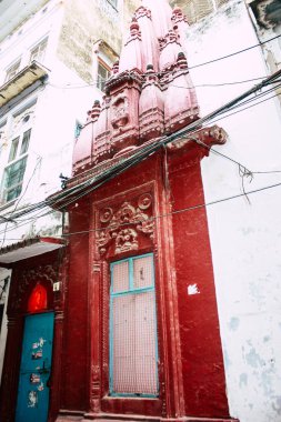 Varanasi Hindistan 10 Kasım 2018 öğleden sonra eski kent Varanasi geleneksel dar sokak görünümü