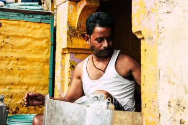 Varanasi Hindistan 10 Kasım 2018 bilinmeyen bir kişi chai Varanasi Ghats küçük çay dükkanda öğleden sonra satış görünümünü