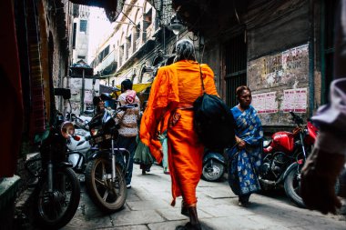 Varanasi Hindistan 10 Kasım 2018 öğleden sonra eski kent Varanasi geleneksel dar sokak görünümü