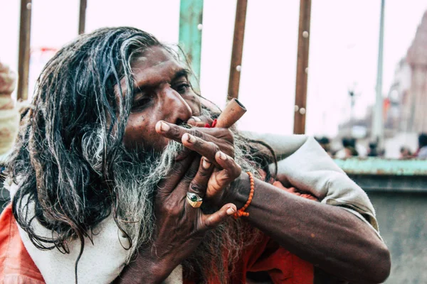 Varanasi India November 2018 Ban Kilátás Ismeretlen Szent Szabóné Dohányzás — Stock Fotó