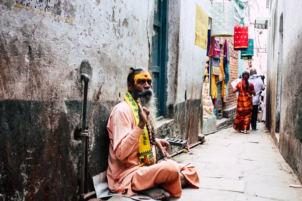 Varanasi Indiach Listopada 2018 Widok Sadhu Siedzi Ulicach Miasta Varanasi — Zdjęcie stockowe