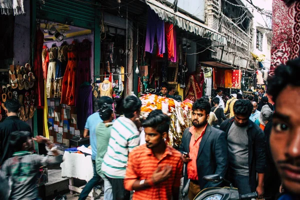 Varanasi Hindistan 10 Kasım 2018 Varanasi eski şehir Arap bölgede pazarda öğleden sonra bilinmeyen insanlar görünümünü
