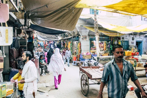 Varanasi India November 2018 Weergave Van Onbekenden Mensen Lopen Bazaar — Stockfoto