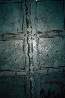 Varanasi Hindistan 10 Kasım 2018 Closeup öğleden sonra eski kent Varanasi dar sokakta geleneksel kapı