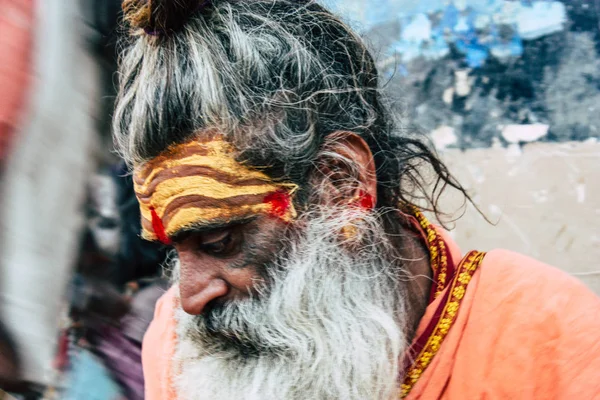 Varanasi India Noviembre 2018 Vista Sadhu Santo Desconocido Sentado Fumando —  Fotos de Stock