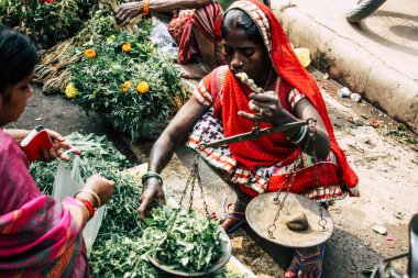 Varanasi Hindistan 11 Kasım 2018 görüntülemek, bilinmeyen Hint satıcının sokak ön tarafta bulunan sebze pazarında Dashashwamedh ghat giriş sabah