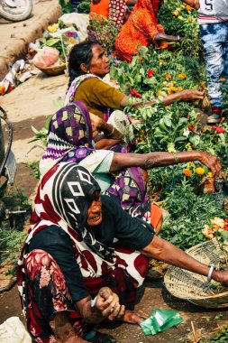 Varanasi Hindistan 11 Kasım 2018 görüntülemek, bilinmeyen Hint satıcının sokak ön tarafta bulunan sebze pazarında Dashashwamedh ghat giriş sabah
