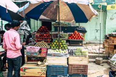 Varanasi Hindistan 11 Kasım 2018 görüntülemek, bilinmeyen Hint satıcının sokak ön tarafta bulunan sebze pazarında Dashashwamedh ghat giriş sabah
