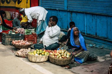 Varanasi Hindistan 11 Kasım 2018 görüntülemek, bilinmeyen Hint satıcının sokak ön tarafta bulunan sebze pazarında Dashashwamedh ghat giriş sabah