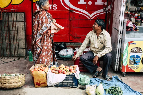 Varanasi Hindistan 11 Kasım 2018 görüntülemek, bilinmeyen Hint satıcının sokak ön tarafta bulunan sebze pazarında Dashashwamedh ghat giriş sabah