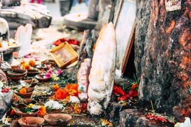 Varanasi Hindistan 11 Kasım 2018 Closeup titreme tapınak bulunan Assi ghat sabah