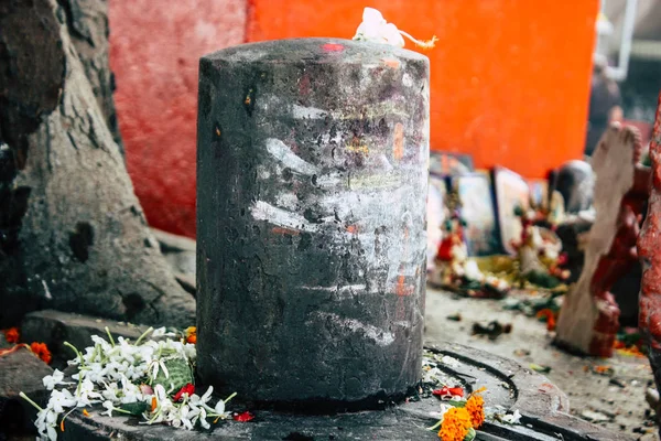 Varanasi Hindistan 11 Kasım 2018 Closeup titreme tapınak bulunan Assi ghat sabah