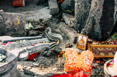 Varanasi Hindistan 11 Kasım 2018 Closeup titreme tapınak bulunan Assi ghat sabah