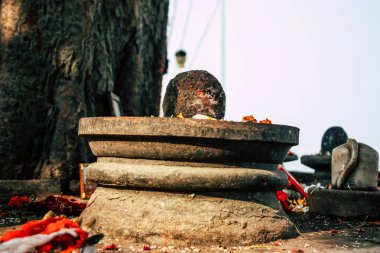 Varanasi Hindistan 11 Kasım 2018 Closeup titreme tapınak bulunan Assi ghat sabah