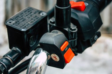 Varanasi Hindistan 12 Kasım 2018 Closeup klasik Royal Enfield motosiklet park Varanasi sokaklarında sabah