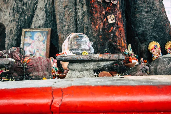 バラナシ インド 2018 日午前中にアッシ ガート沿いシヴァ寺院のクローズ アップ — ストック写真