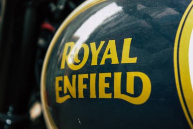 Varanasi Hindistan 12 Kasım 2018 Closeup klasik Royal Enfield motosiklet park Varanasi sokaklarında sabah