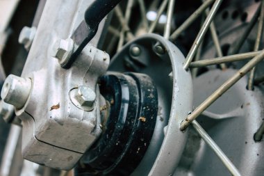 Varanasi Hindistan 12 Kasım 2018 Closeup klasik Royal Enfield motosiklet park Varanasi sokaklarında sabah