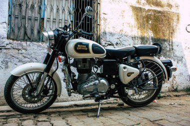Varanasi Hindistan 12 Kasım 2018 Closeup klasik Royal Enfield motosiklet park Varanasi sokaklarında sabah