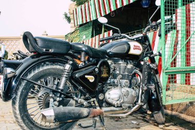 Varanasi Hindistan 12 Kasım 2018 Closeup klasik Royal Enfield motosiklet park Varanasi sokaklarında sabah