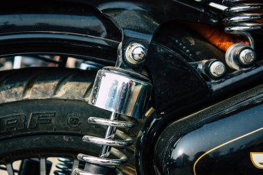 Varanasi Hindistan 12 Kasım 2018 Closeup klasik Royal Enfield motosiklet park Varanasi sokaklarında sabah