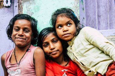 Varanasi Hindistan 11 Kasım 2018 eğleniyor Varanasi sokaklarında öğleden sonra genç bir Hintli kız portresi