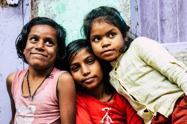 Varanasi Hindistan 11 Kasım 2018 eğleniyor Varanasi sokaklarında öğleden sonra genç bir Hintli kız portresi