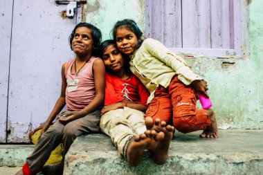 Varanasi Hindistan 11 Kasım 2018 eğleniyor Varanasi sokaklarında öğleden sonra genç bir Hintli kız portresi
