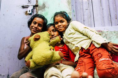 Varanasi Hindistan 11 Kasım 2018 eğleniyor Varanasi sokaklarında öğleden sonra genç bir Hintli kız portresi