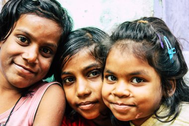 Varanasi Hindistan 11 Kasım 2018 eğleniyor Varanasi sokaklarında öğleden sonra genç bir Hintli kız portresi