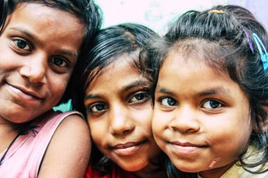 Varanasi Hindistan 11 Kasım 2018 eğleniyor Varanasi sokaklarında öğleden sonra genç bir Hintli kız portresi