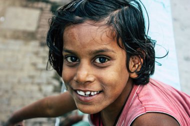 Varanasi Hindistan 11 Kasım 2018 eğleniyor Varanasi sokaklarında öğleden sonra genç bir Hintli kız portresi