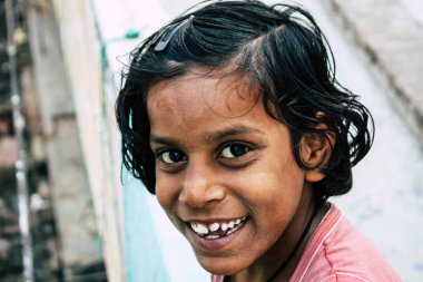Varanasi Hindistan 11 Kasım 2018 eğleniyor Varanasi sokaklarında öğleden sonra genç bir Hintli kız portresi