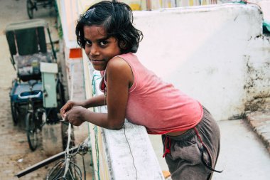 Varanasi Hindistan 11 Kasım 2018 eğleniyor Varanasi sokaklarında öğleden sonra genç bir Hintli kız portresi