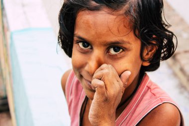 Varanasi Hindistan 11 Kasım 2018 eğleniyor Varanasi sokaklarında öğleden sonra genç bir Hintli kız portresi
