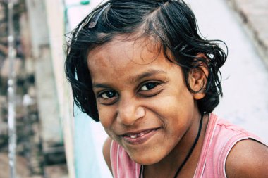 Varanasi Hindistan 11 Kasım 2018 eğleniyor Varanasi sokaklarında öğleden sonra genç bir Hintli kız portresi