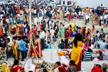 Varanasi Hindistan 11 Kasım 2018 bilinmeyenli Kızılderililer insanlar attenting ve kutluyor Dev Deepavali görünümünü öğleden sonra Ganj Nehri kıyısında