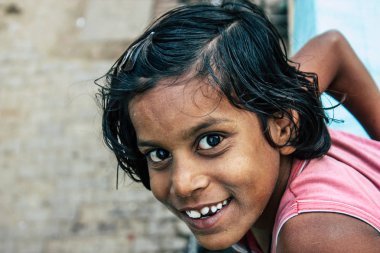 Varanasi Hindistan 11 Kasım 2018 eğleniyor Varanasi sokaklarında öğleden sonra genç bir Hintli kız portresi
