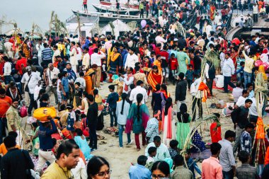Varanasi Hindistan 11 Kasım 2018 bilinmeyenli Kızılderililer insanlar attenting ve kutluyor Dev Deepavali görünümünü öğleden sonra Ganj Nehri kıyısında