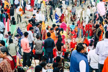 Varanasi Hindistan 11 Kasım 2018 bilinmeyenli Kızılderililer insanlar attenting ve kutluyor Dev Deepavali görünümünü öğleden sonra Ganj Nehri kıyısında