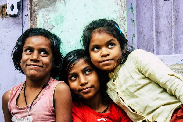 Varanasi Hindistan 11 Kasım 2018 eğleniyor Varanasi sokaklarında öğleden sonra genç bir Hintli kız portresi