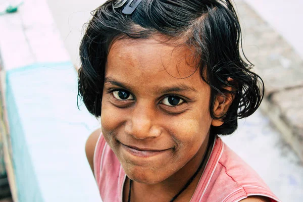 Varanasi Índia Novembro 2018 Retrato Uma Jovem Indiana Divertindo Nas — Fotografia de Stock