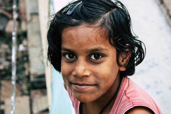 Varanasi India November 2018 Portré Egy Fiatal Indiai Lány Szórakozás — Stock Fotó