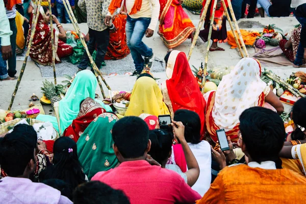 バラナシ インド 2018 日午後にガンジス川のほとりに未知数のインディアン人担当と祝う Dev ディーパバリのビュー — ストック写真