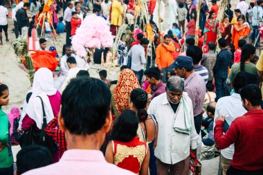 Varanasi Hindistan 11 Kasım 2018 bilinmeyenli Kızılderililer insanlar attenting ve kutluyor Dev Deepavali görünümünü öğleden sonra Ganj Nehri kıyısında