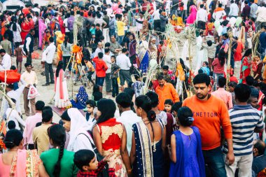 Varanasi Hindistan 11 Kasım 2018 bilinmeyenli Kızılderililer insanlar attenting ve kutluyor Dev Deepavali görünümünü öğleden sonra Ganj Nehri kıyısında