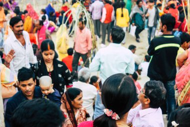 Varanasi Hindistan 11 Kasım 2018 bilinmeyenli Kızılderililer insanlar attenting ve kutluyor Dev Deepavali görünümünü öğleden sonra Ganj Nehri kıyısında