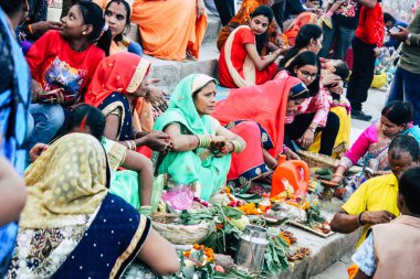 Varanasi Hindistan 11 Kasım 2018 bilinmeyenli Kızılderililer insanlar attenting ve kutluyor Dev Deepavali görünümünü öğleden sonra Ganj Nehri kıyısında